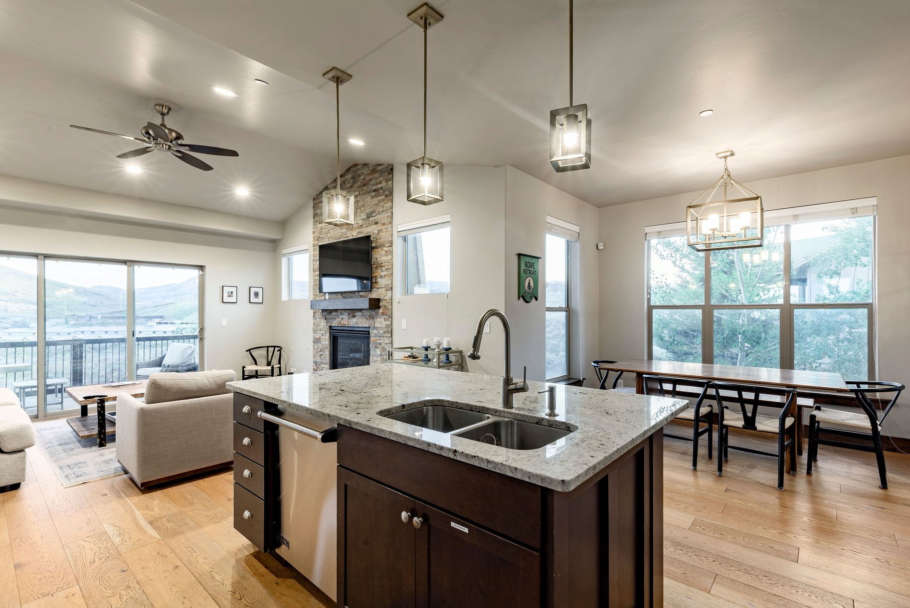  Stunning End-Unit Townhome With Loads of Natural Light - 物件實景