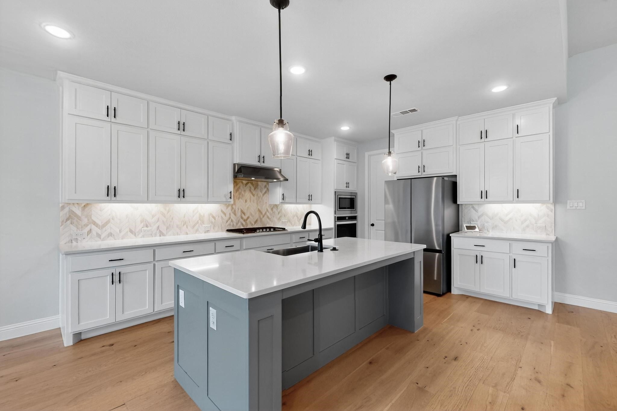 Mansfield, Texas, 76063, United States, 4 Bedrooms Bedrooms, ,4 BathroomsBathrooms,Residential,For Sale,1992597