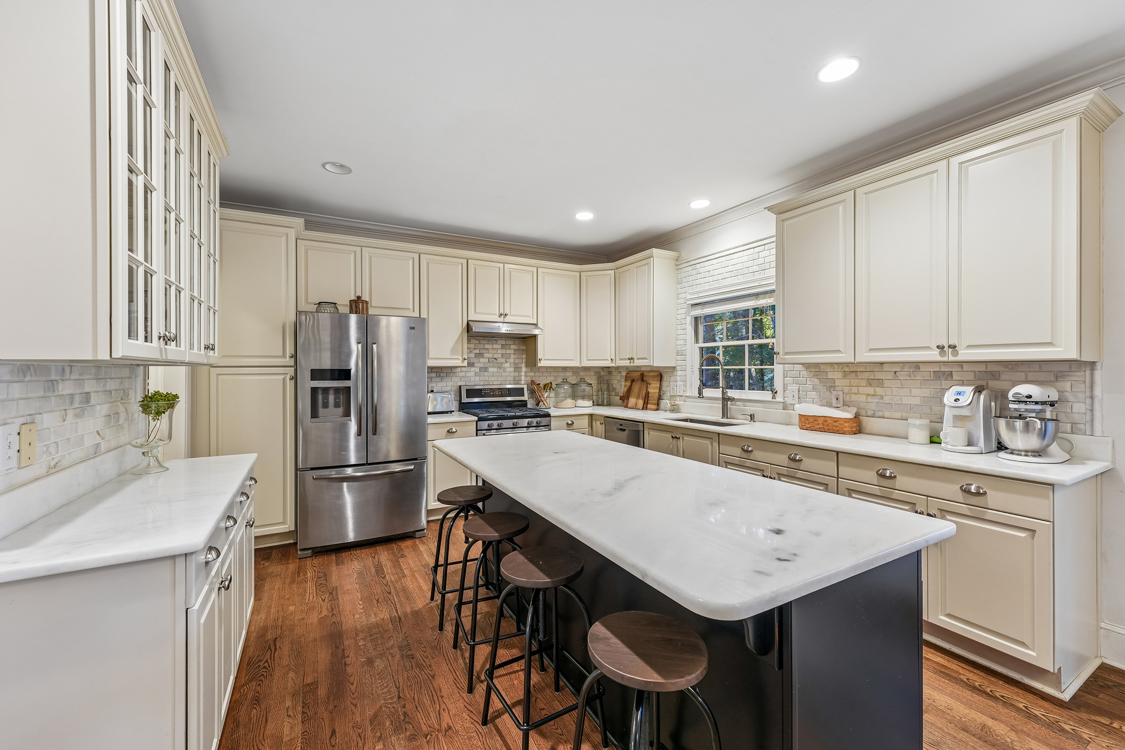  Beautiful, Renovated Daylight Basement Home on Exceptional Lot - 物件實景