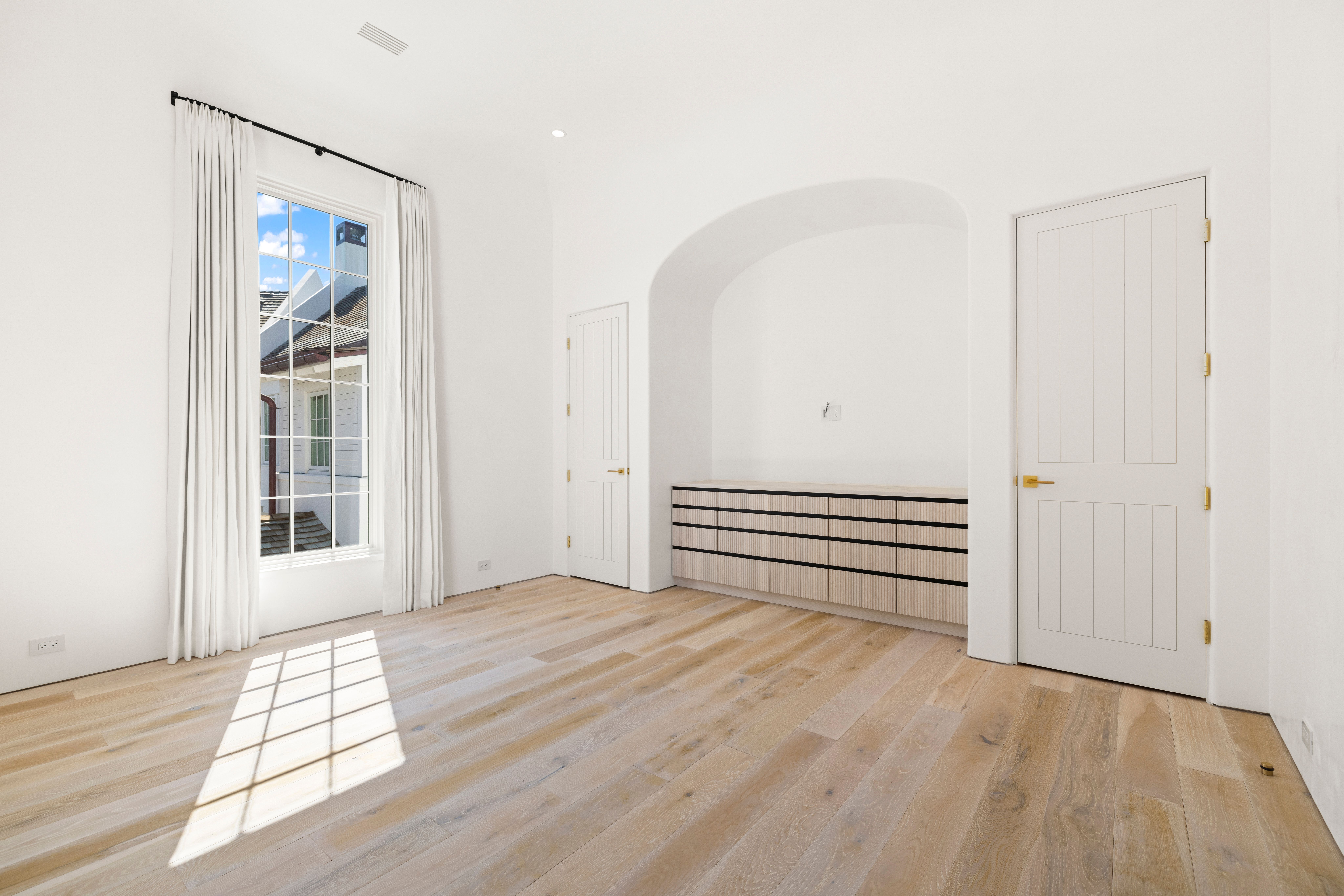  Architectural Gem With Pool And Carriage House - 物件實景