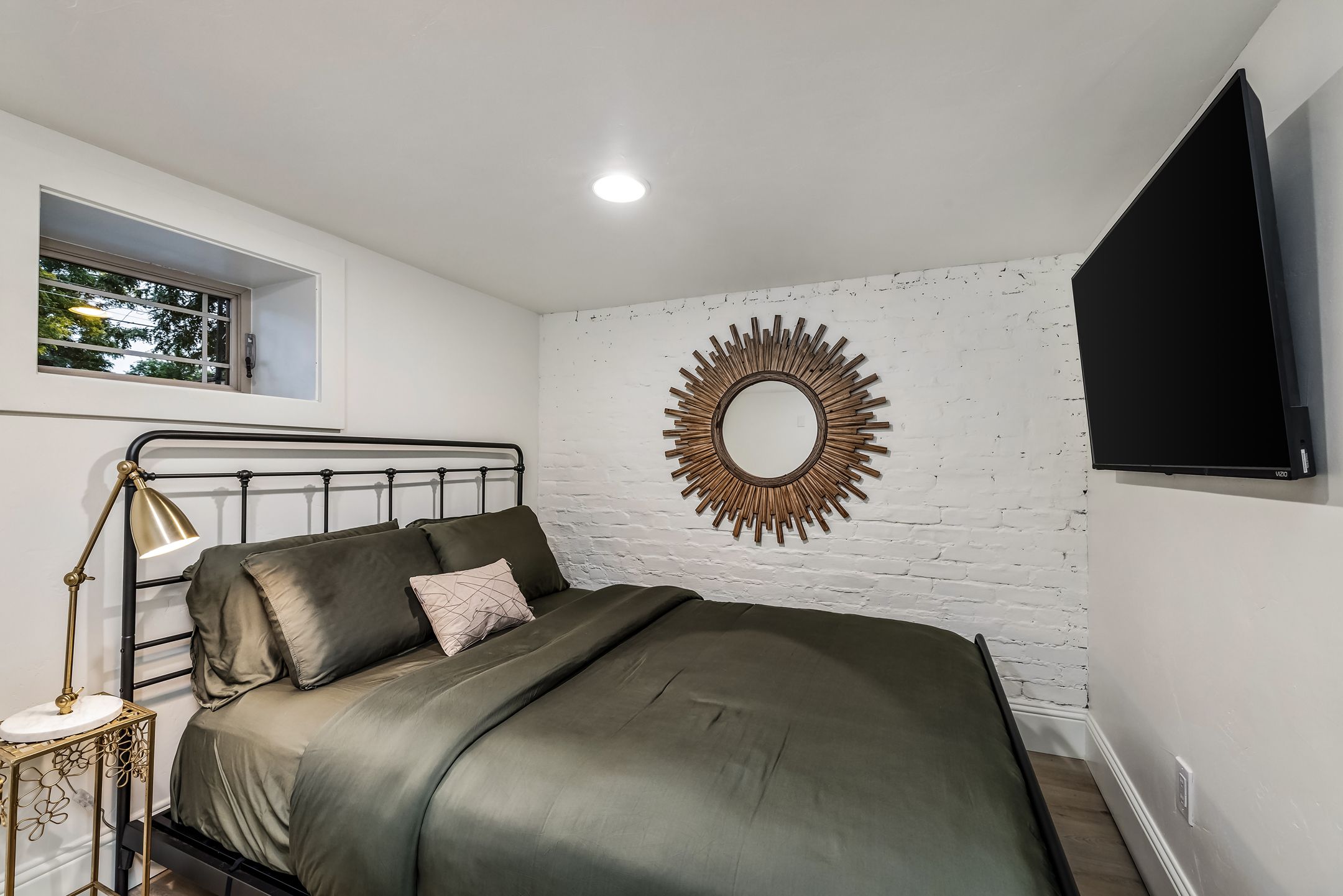  Sunny, bright, and move-in ready. Brimming with updates inside & out - 物件實景