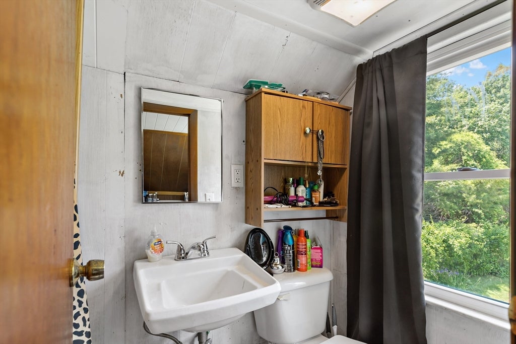 Marion, Massachusetts, 02738, United States, 4 Bedrooms Bedrooms, ,2 BathroomsBathrooms,Residential,For Sale,1851346