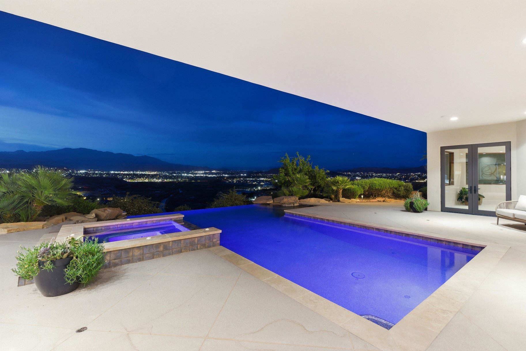  On The edge Of Stone Cliff With Sweeping Stunning City And Mountain Views - 物件實景