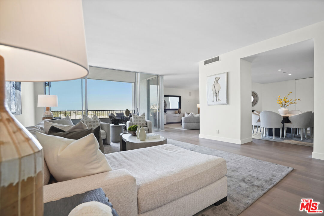 West Hollywood, California, 90069, United States, 2 Bedrooms Bedrooms, ,2 BathroomsBathrooms,Residential,For Sale,1910905