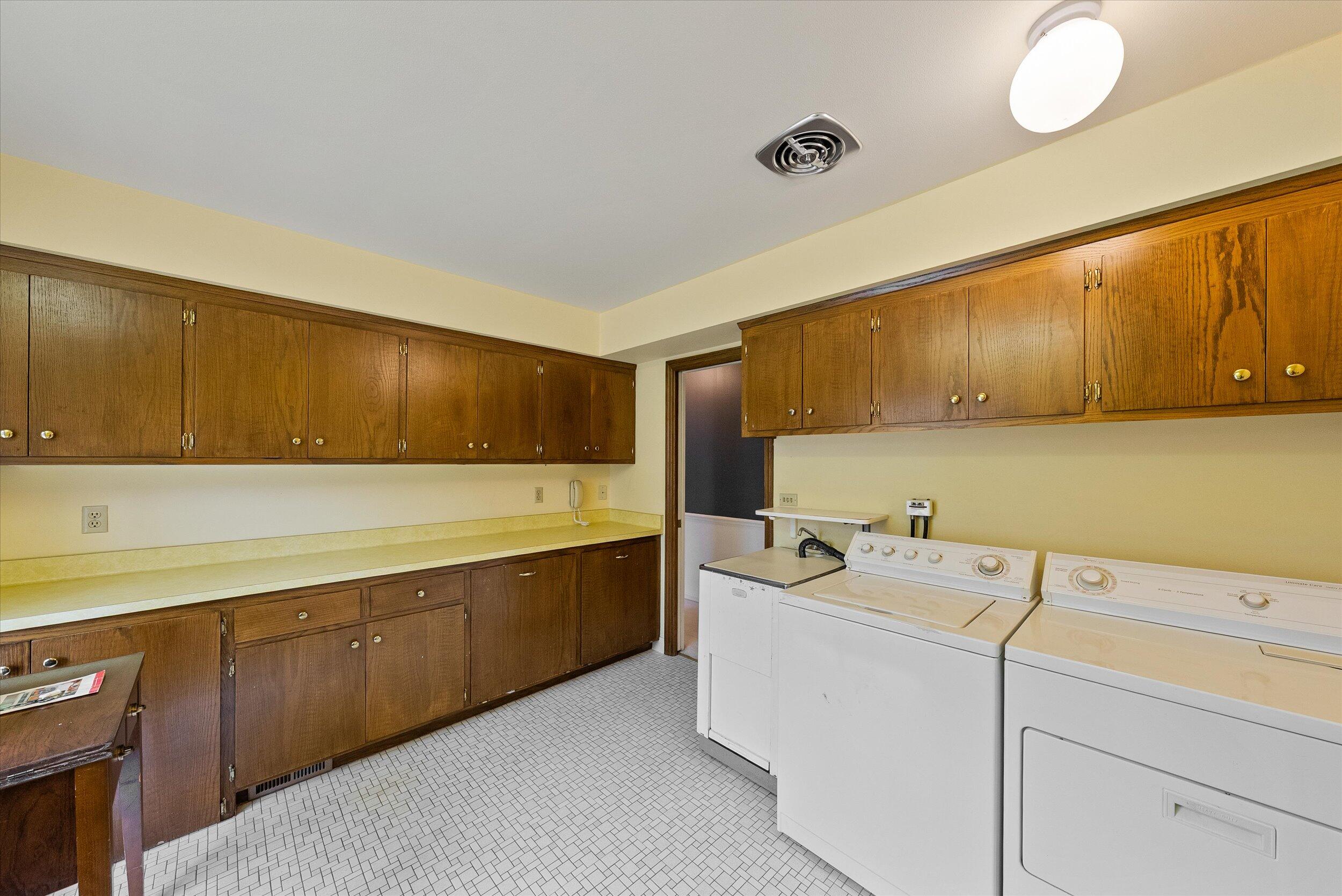 Mequon, Wisconsin, 53097, United States, 5 Bedrooms Bedrooms, ,5 BathroomsBathrooms,Residential,For Sale,1907648