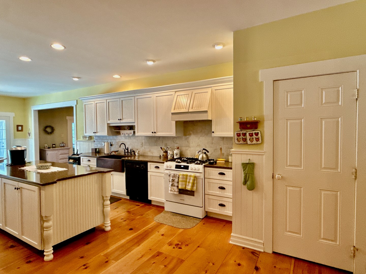 Hawley, Pennsylvania, 18428, United States, 3 Bedrooms Bedrooms, ,4 BathroomsBathrooms,Residential,For Sale,1846687