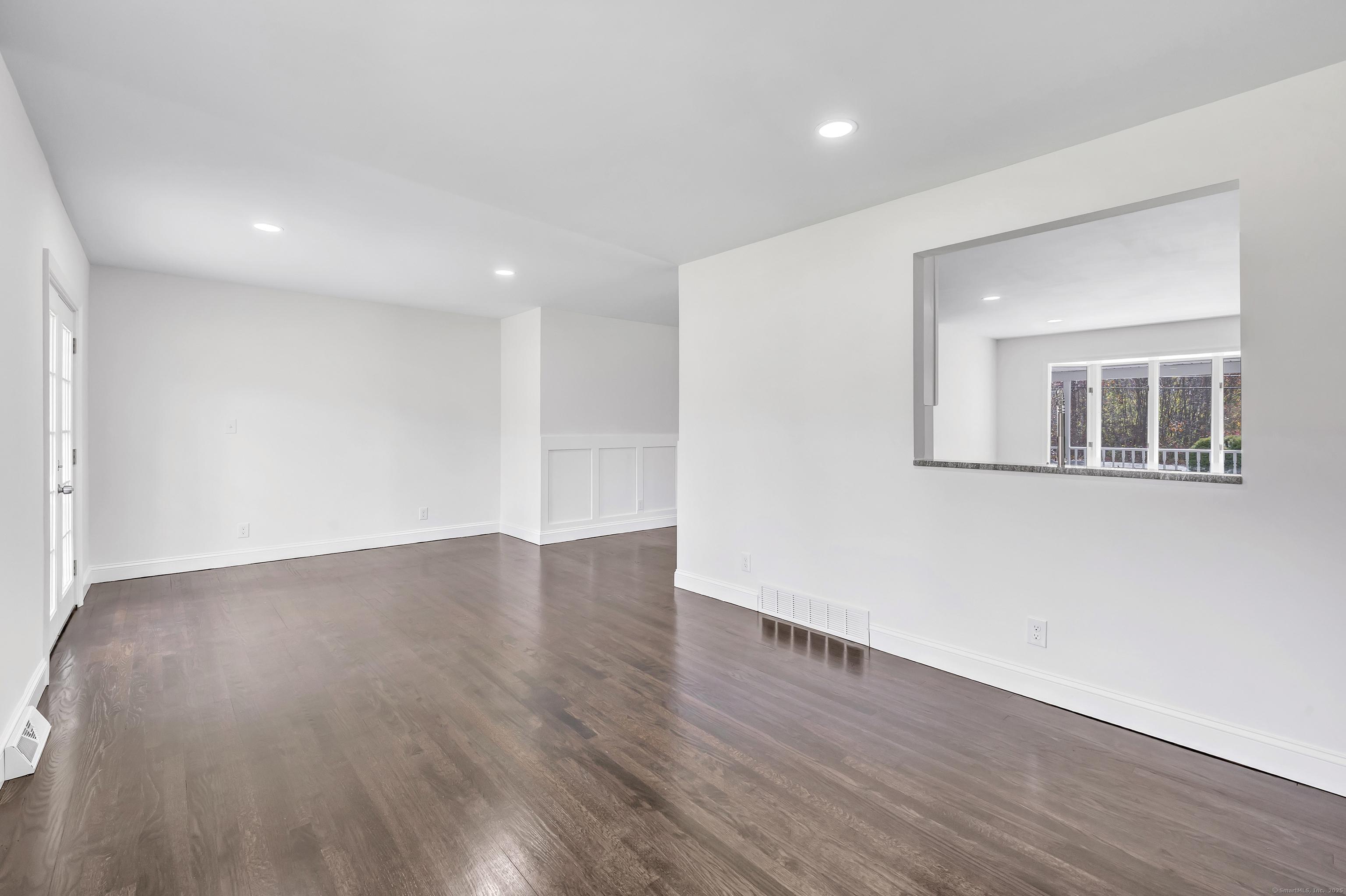 Hamden, Connecticut, 06518, United States, 3 Bedrooms Bedrooms, ,2 BathroomsBathrooms,Residential,For Sale,1987116