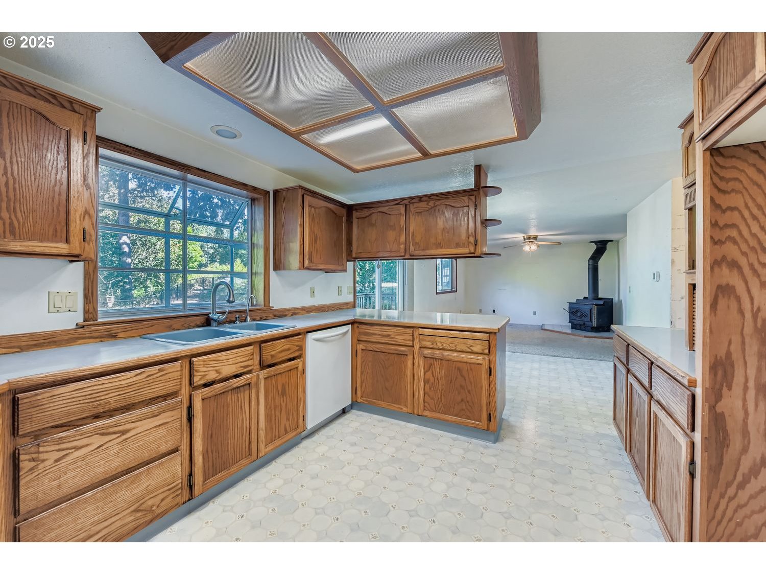 Oregoncity, Oregon, 97045, United States, 4 Bedrooms Bedrooms, ,3 BathroomsBathrooms,Residential,For Sale,1924403