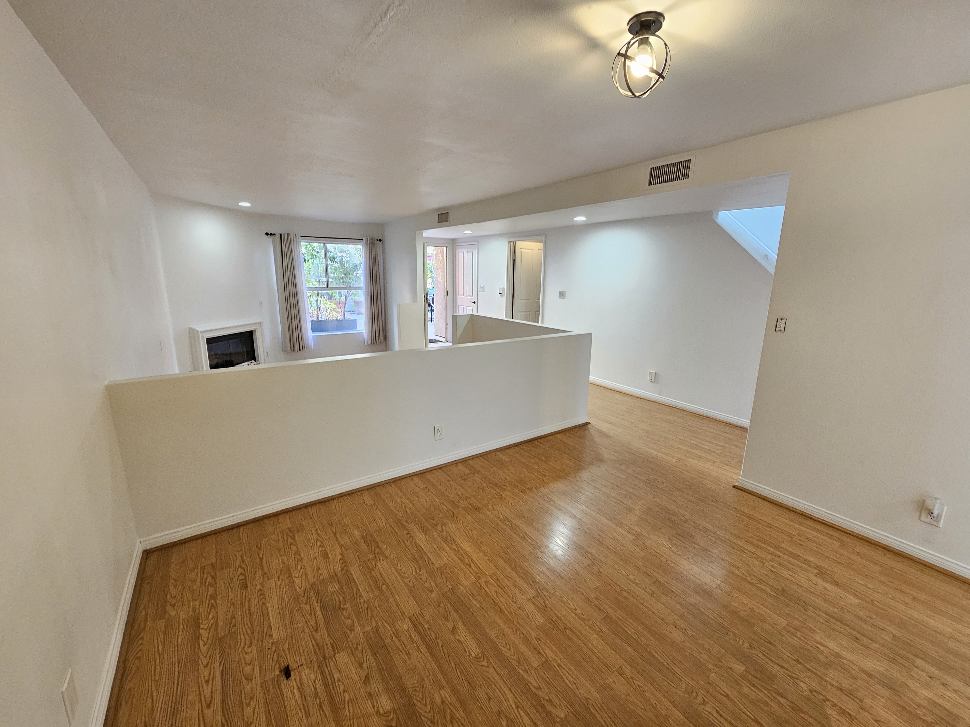Los Angeles, California, 90068, United States, 2 Bedrooms Bedrooms, ,2 BathroomsBathrooms,Residential,For Sale,1977140