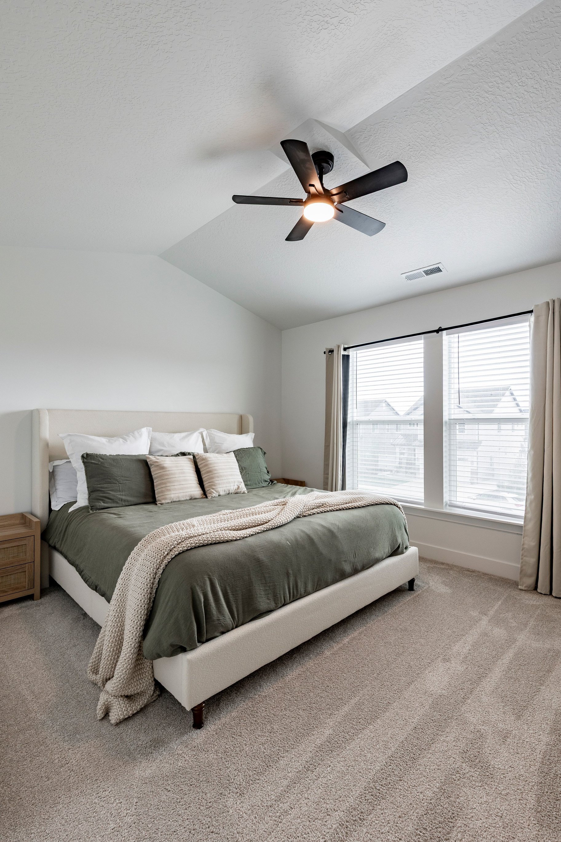  Beautifully Upgraded Townhome - 物件實景