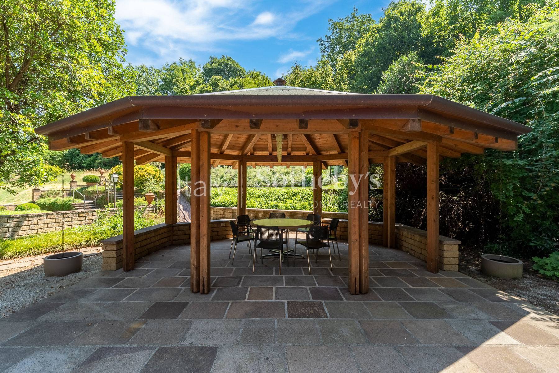  Prestigious residence with a magnificent landscaped garden. - 物件實景