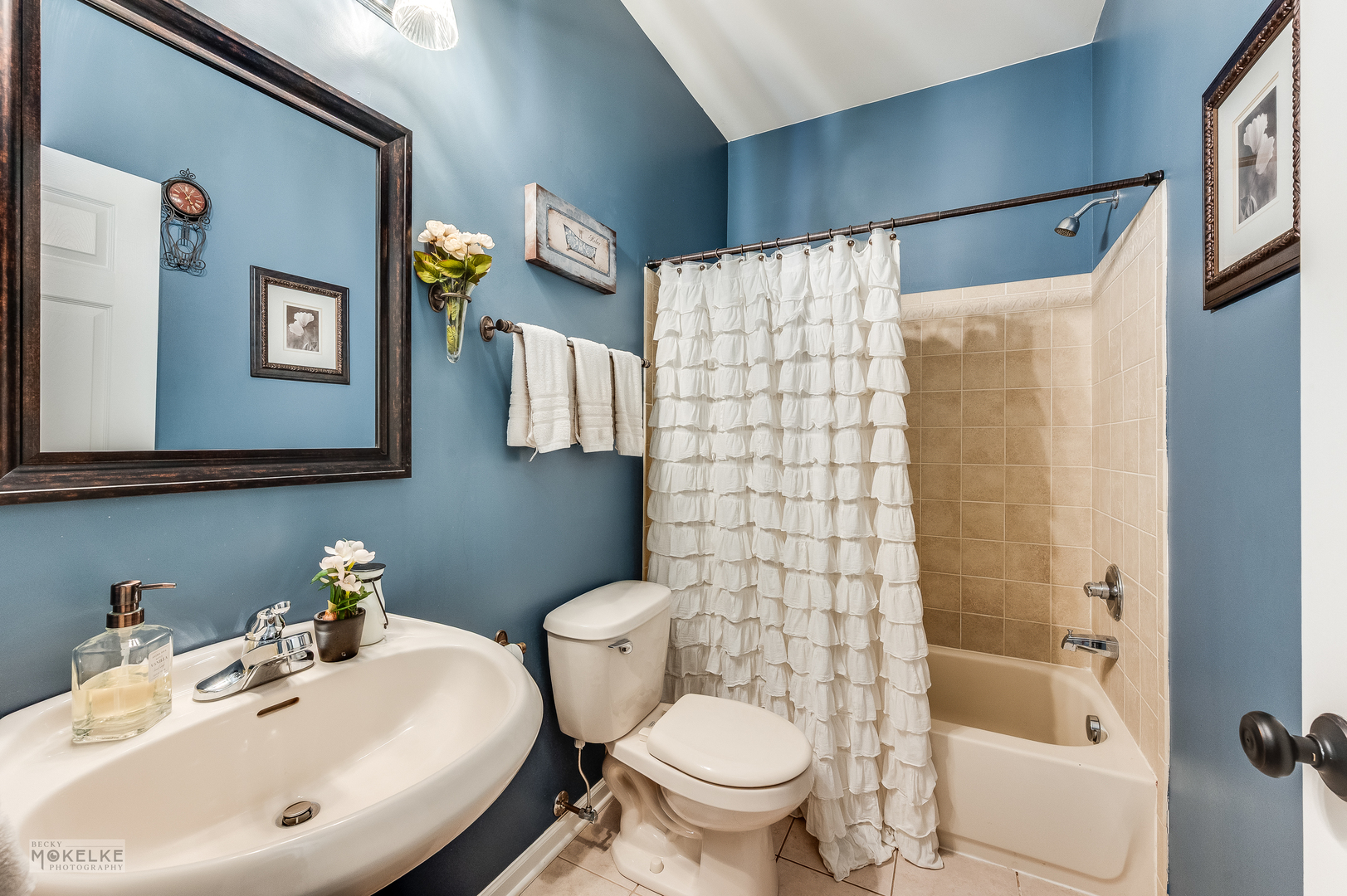 Oswego, Illinois, 60543, United States, 5 Bedrooms Bedrooms, ,3 BathroomsBathrooms,Residential,For Sale,1955340