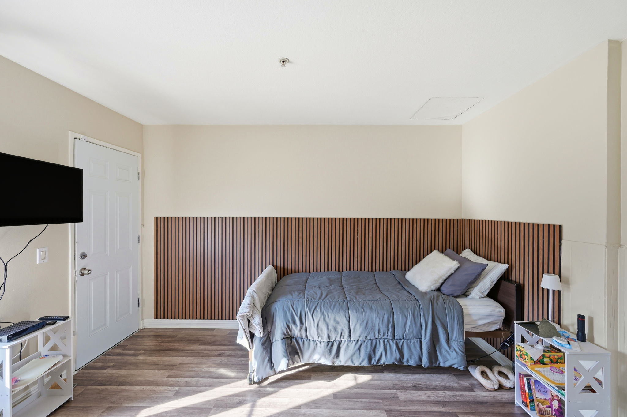 Saugus, California, 91350, United States, 4 Bedrooms Bedrooms, ,2 BathroomsBathrooms,Residential,For Sale,1988105