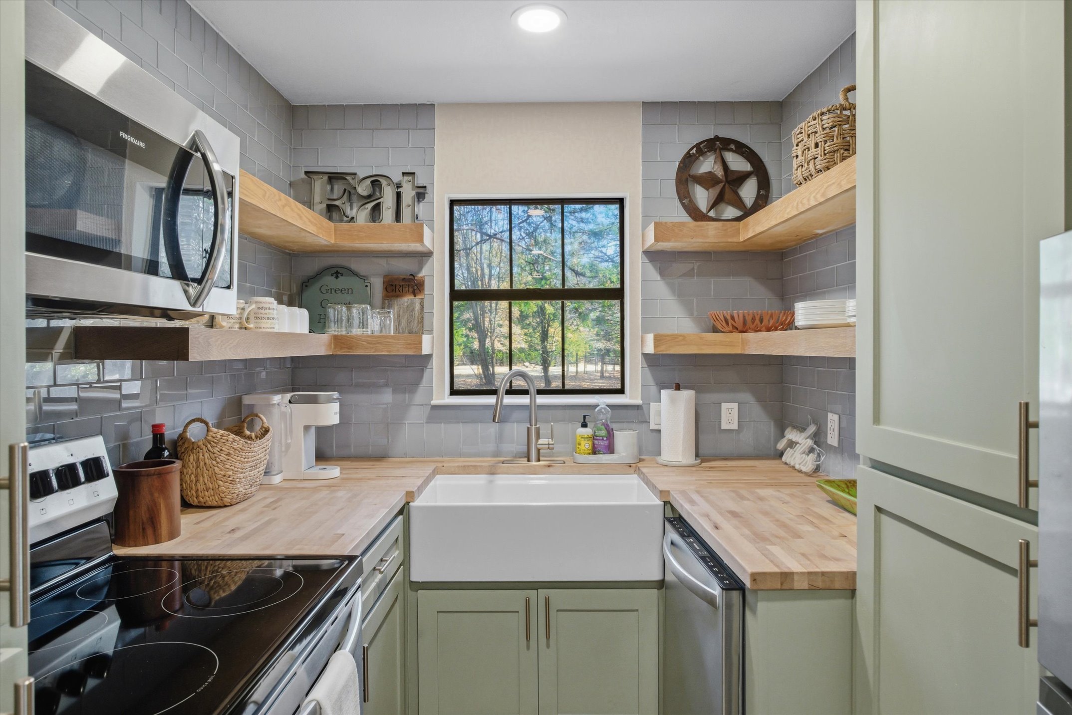 Wills Point, Texas, 75169, United States, 4 Bedrooms Bedrooms, ,4 BathroomsBathrooms,Residential,For Sale,1996475