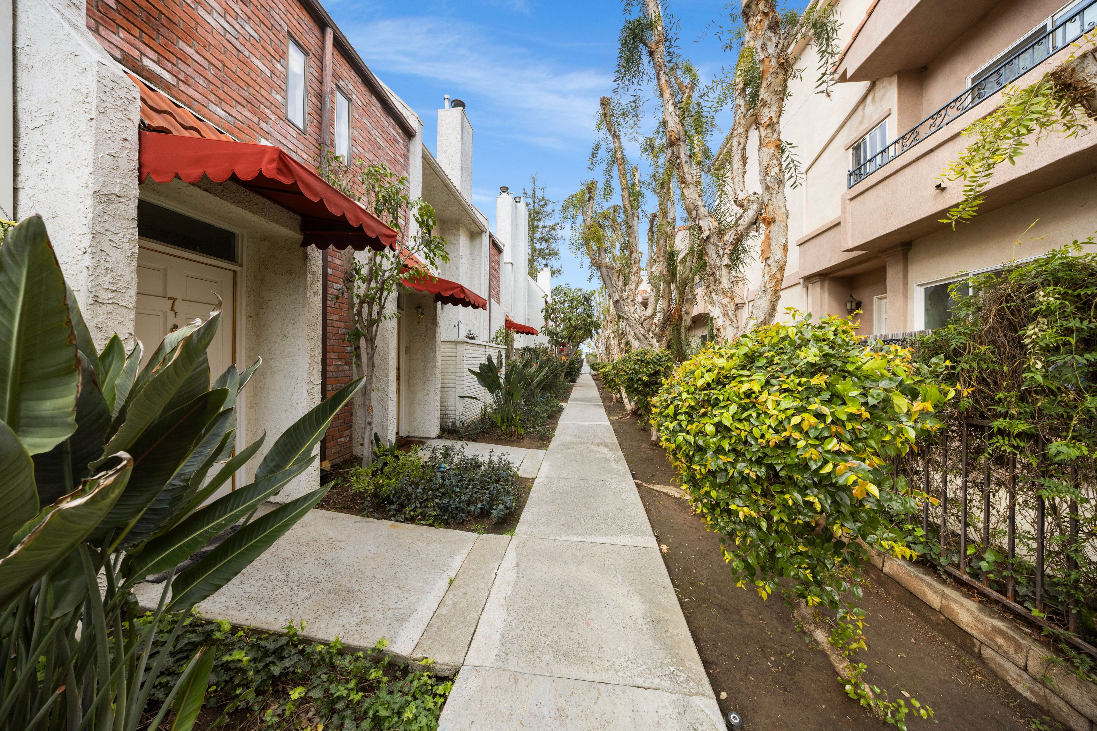  6540 Hayvenhurst Avenue #3 - 物件實景