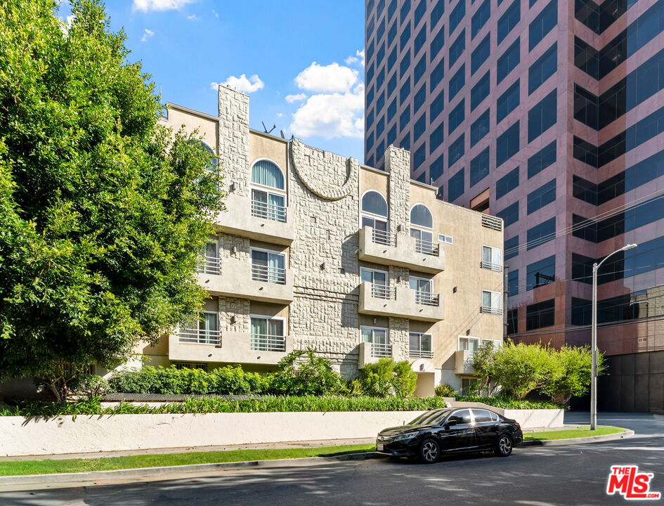 Los Angeles, California, 90049, United States, 2 Bedrooms Bedrooms, ,3 BathroomsBathrooms,Residential,For Sale,2003459