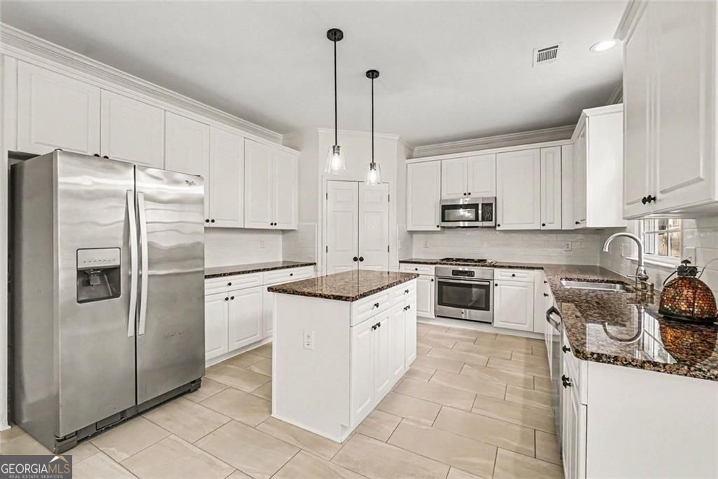 Roswell, Georgia, 30075, United States, 5 Bedrooms Bedrooms, ,4 BathroomsBathrooms,Residential,For Sale,2044480