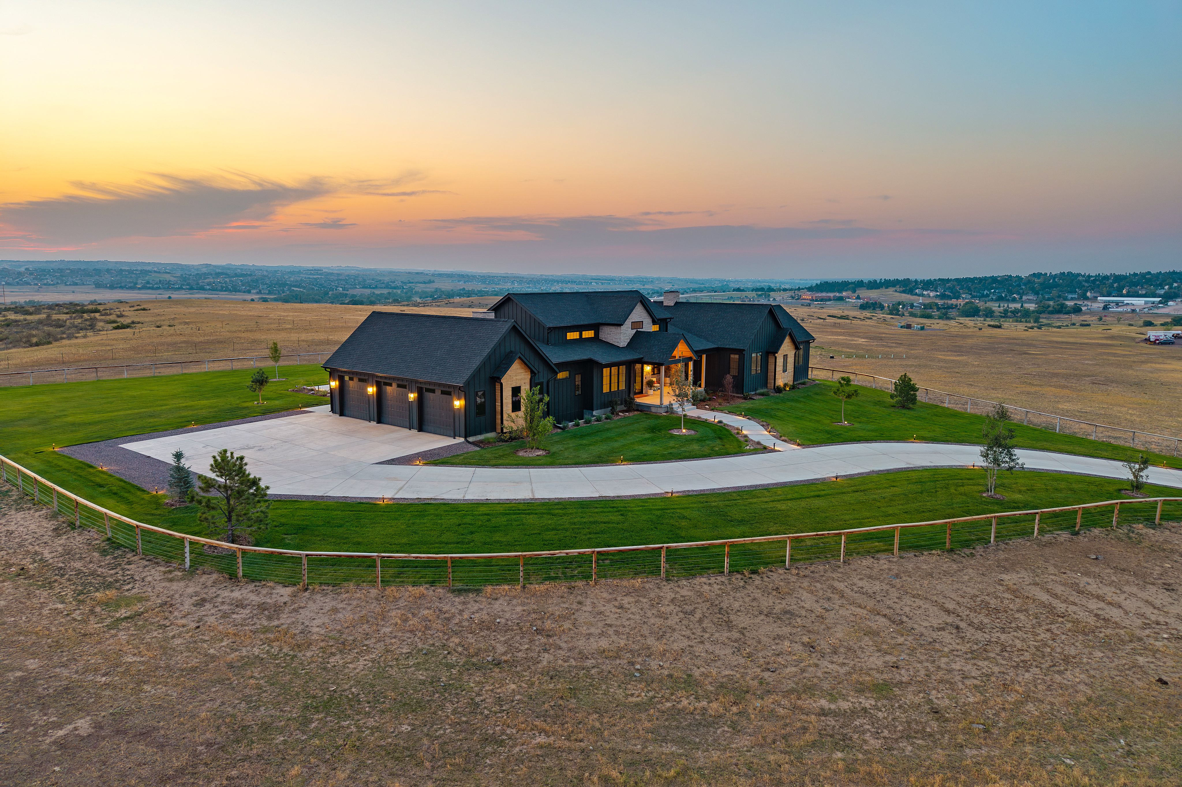  35 Acres  Front Range Views  Saltwater Pool  8,400 SF Workshop - 物件實景