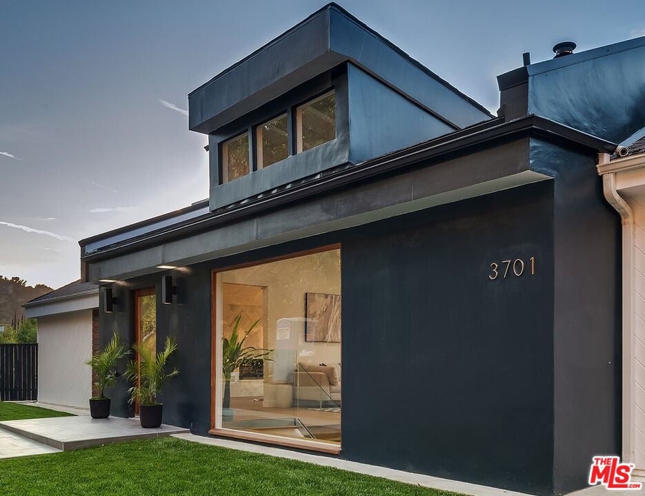 Los Angeles, California, 90068, United States, 6 Bedrooms Bedrooms, ,7 BathroomsBathrooms,Residential,For Sale,1840011