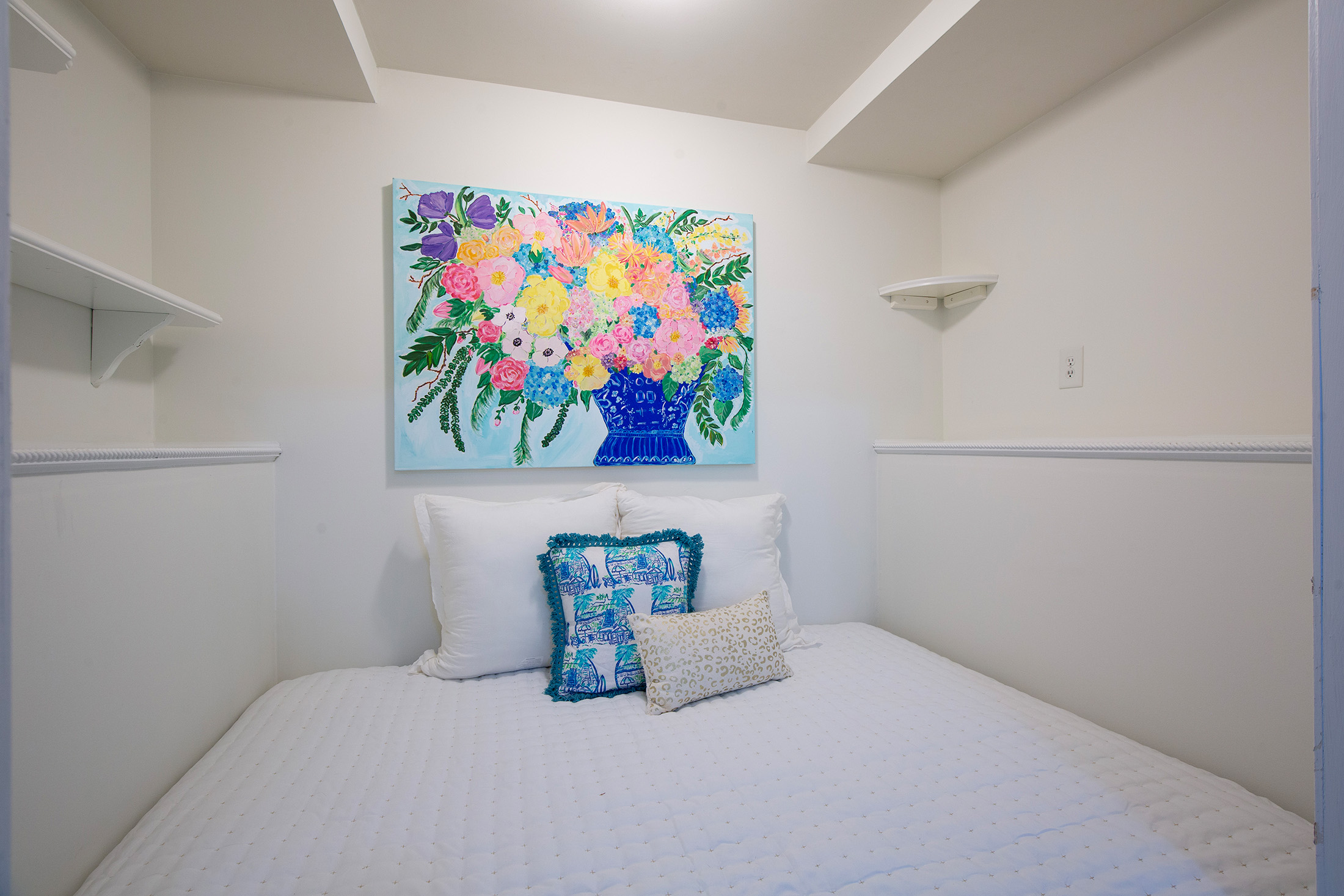  Welcome Home to this Beautifully Appointed White Brick Home - 物件實景