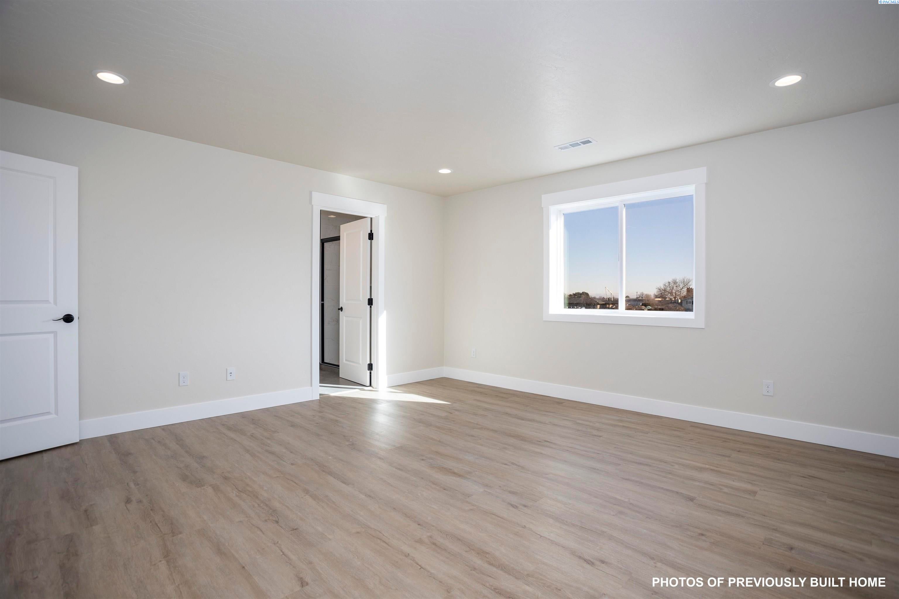 Richland, Washington, 99352, United States, 4 Bedrooms Bedrooms, ,2 BathroomsBathrooms,Residential,For Sale,1980834