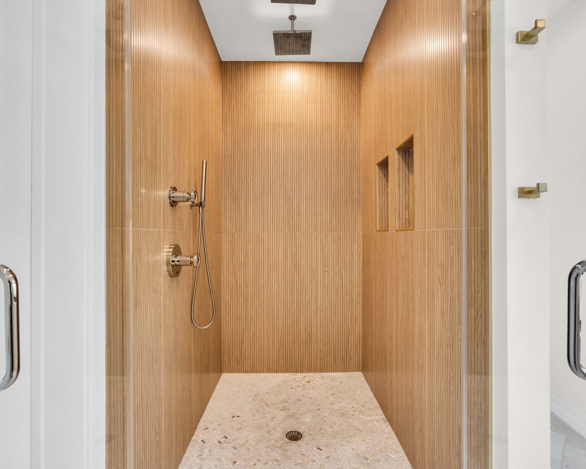  Exceptional Custom Built Waterfront Home - 物件實景