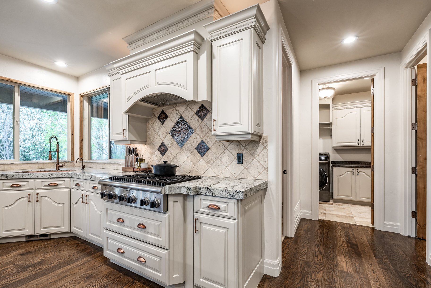  Custom 2-Story Parade Home with Dolphin Bolderscape Grotto Pool & 6 Car Garage - 物件實景