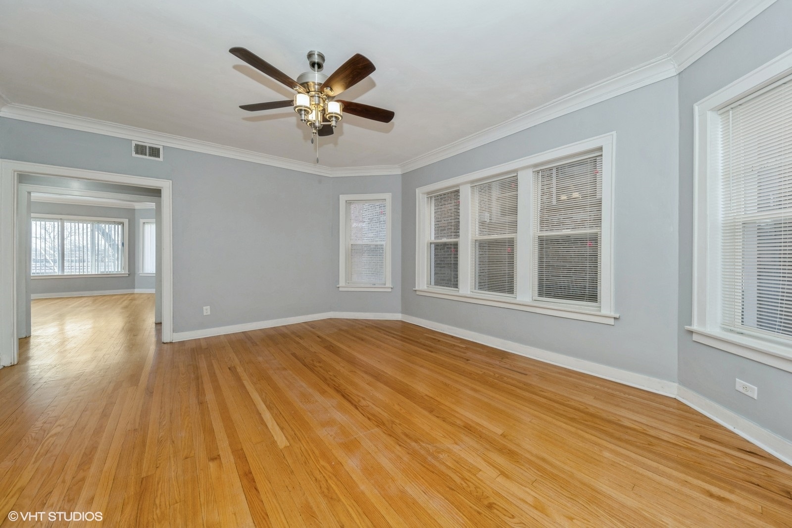 Chicago, Illinois, 60649, United States, 10 Bedrooms Bedrooms, ,Residential,For Sale,1926299