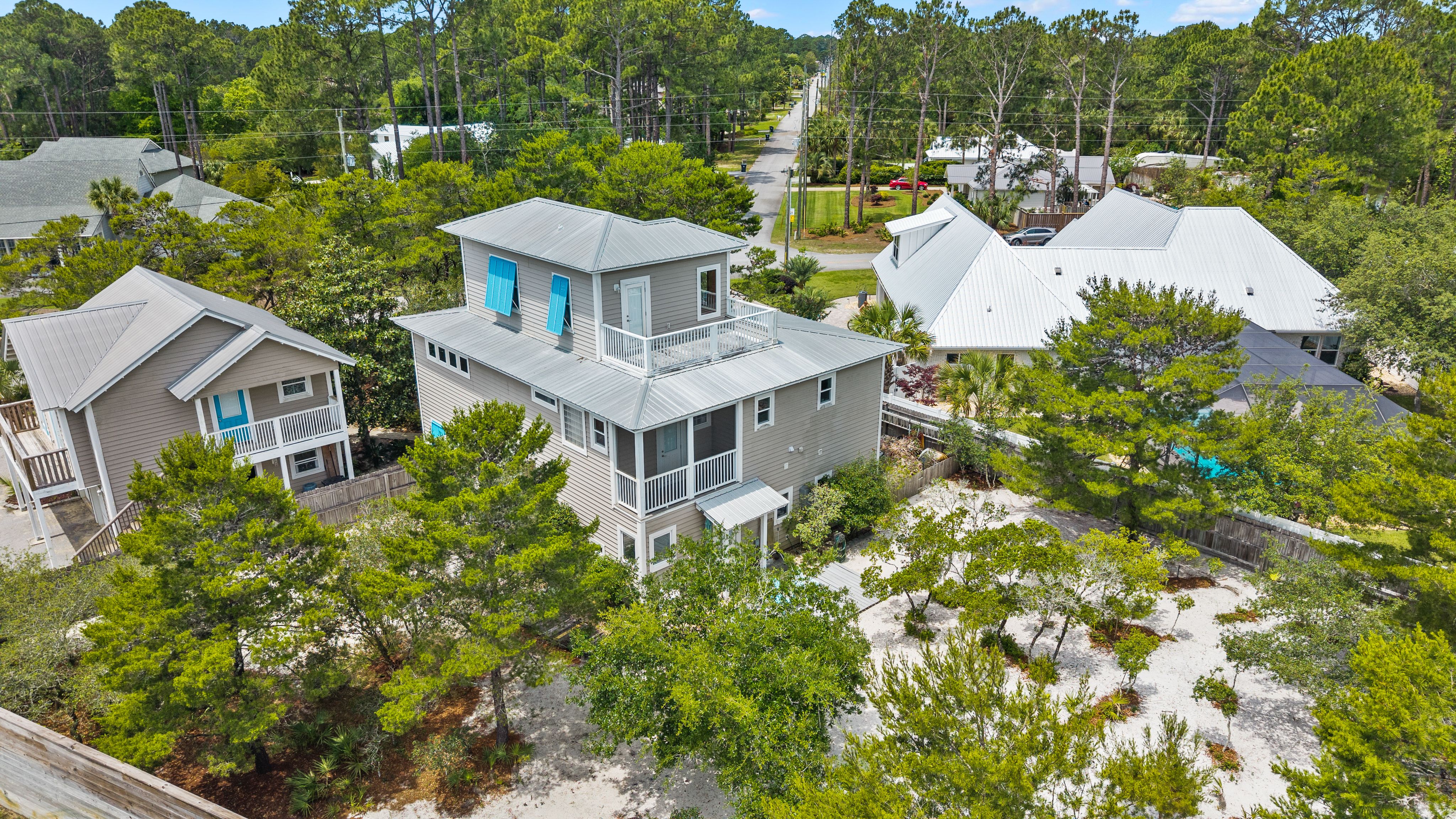  Spacious Three-Level Home With Detached Two-Car Carriage House - 物件實景