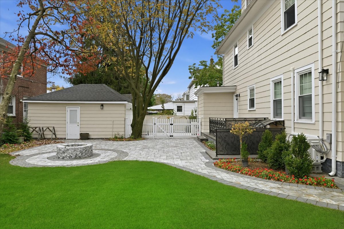 Floral Park, New York, 11001, United States, 4 Bedrooms Bedrooms, ,4 BathroomsBathrooms,Residential,For Sale,1977221