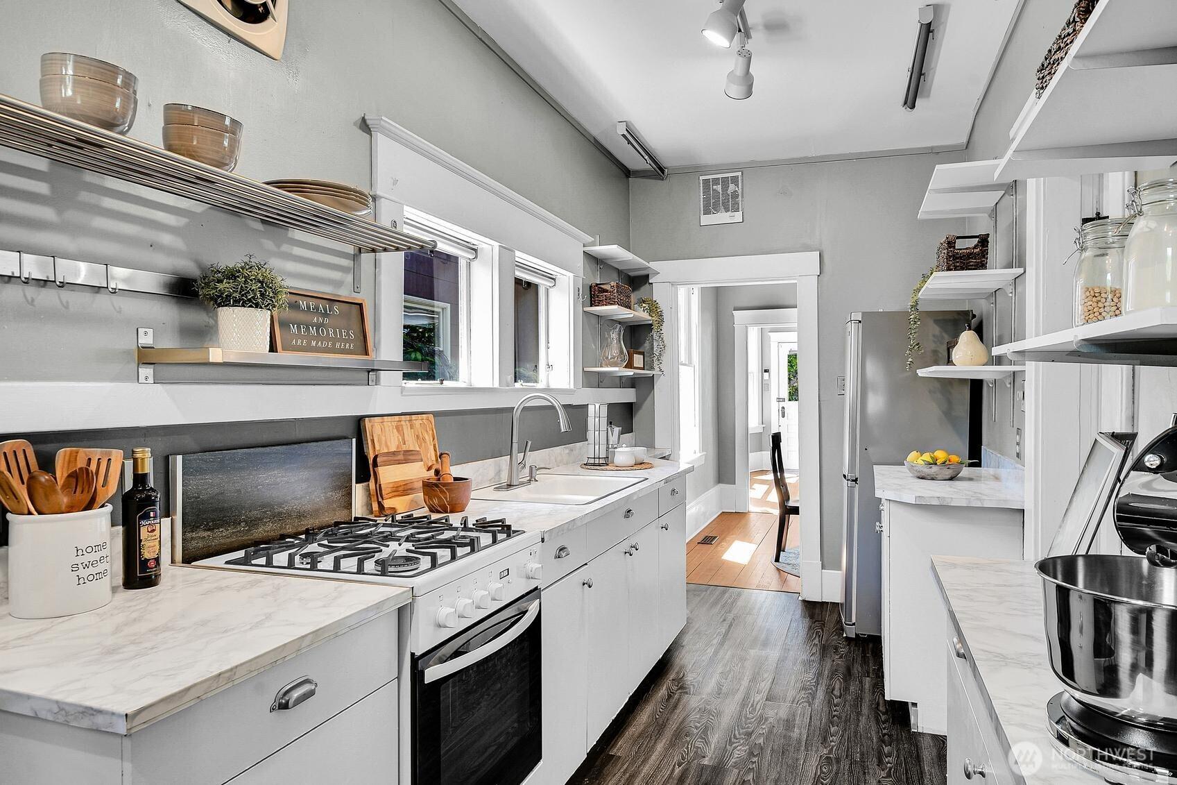 SEATTLE, Washington, 98119, United States, 2 Bedrooms Bedrooms, ,1 BathroomBathrooms,Residential,For Sale,1907615