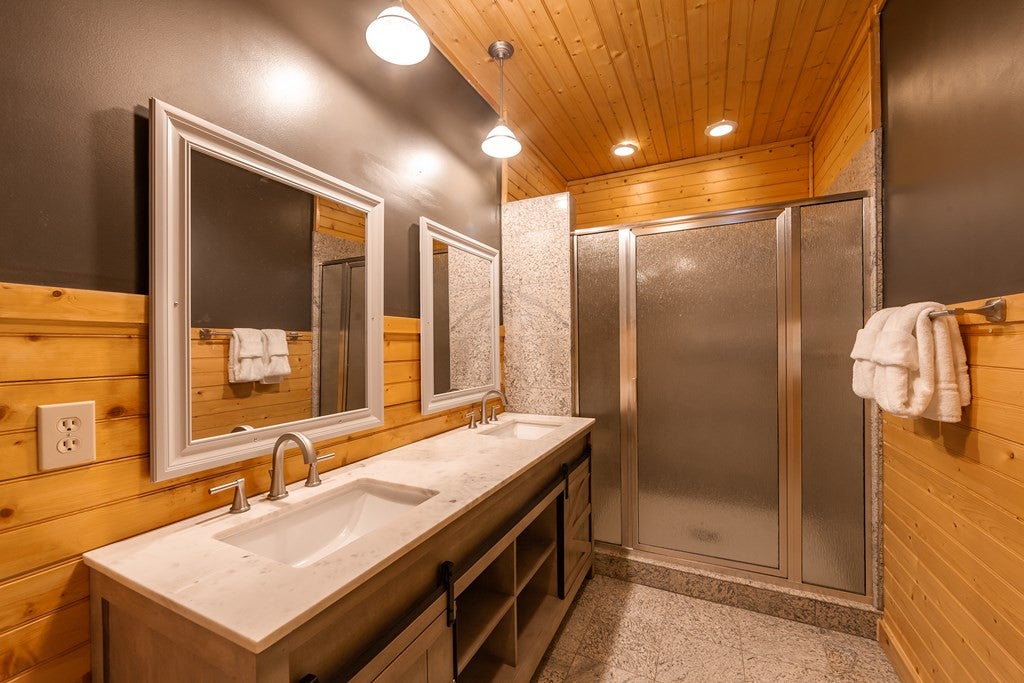 Sevierville, Tennessee, 37862, United States, 3 Bedrooms Bedrooms, ,7 BathroomsBathrooms,Residential,For Sale,1914651