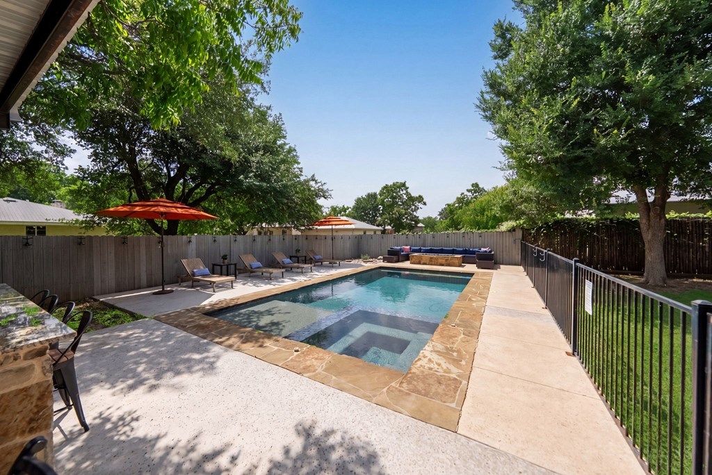 Fredericksburg, Texas, 78624, United States, 6 Bedrooms Bedrooms, ,6 BathroomsBathrooms,Residential,For Sale,2048440