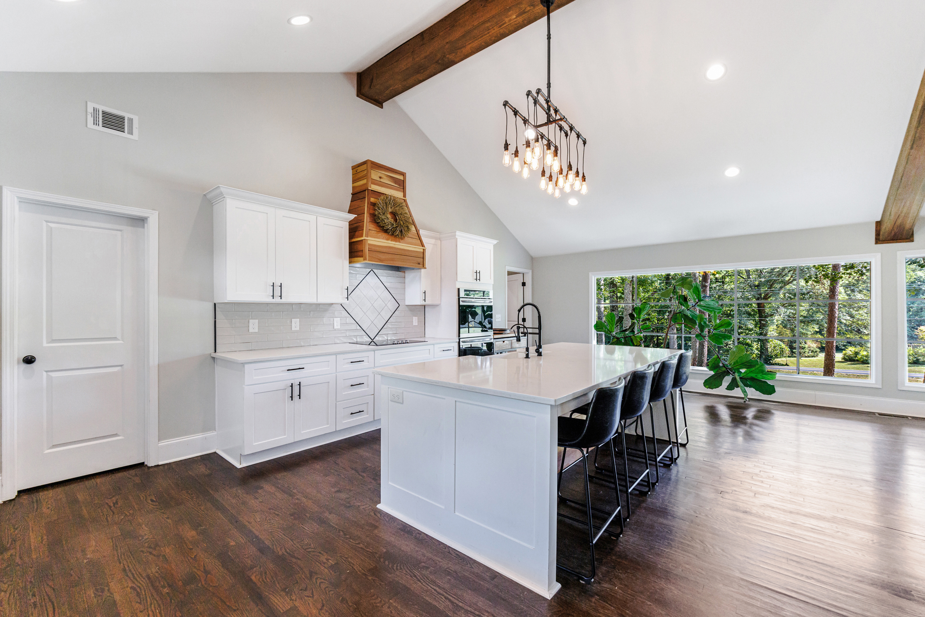  Stunning Fully Renovated Oasis on 2.4+/- Acres - 物件實景