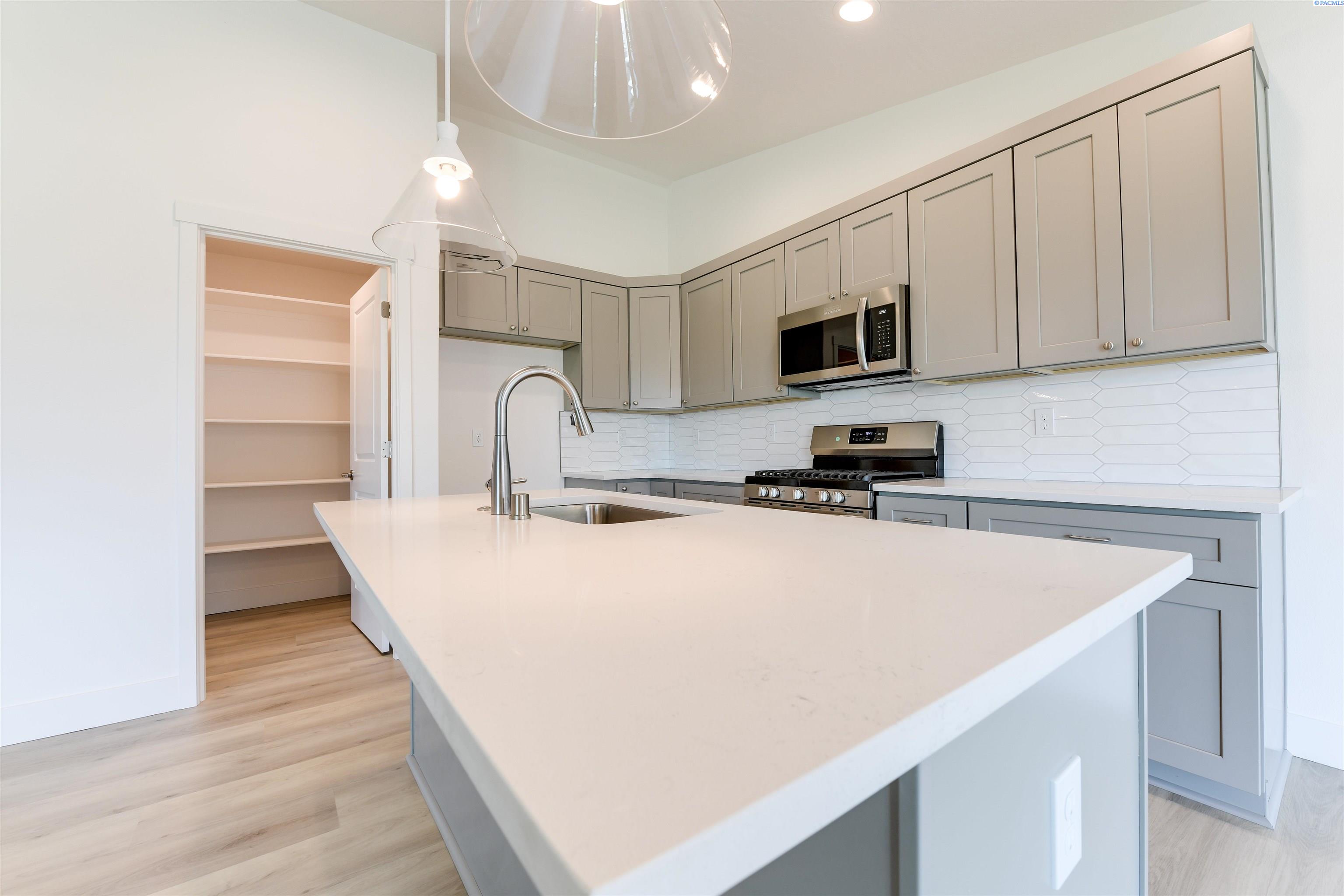 Kennewick, Washington, 99338, United States, 3 Bedrooms Bedrooms, ,1 BathroomBathrooms,Residential,For Sale,1901693