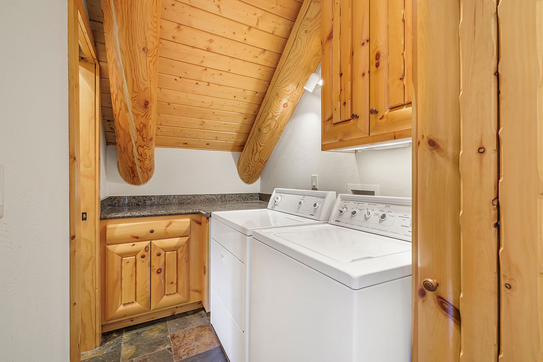  where  the mountains meet mccoy - 物件實景