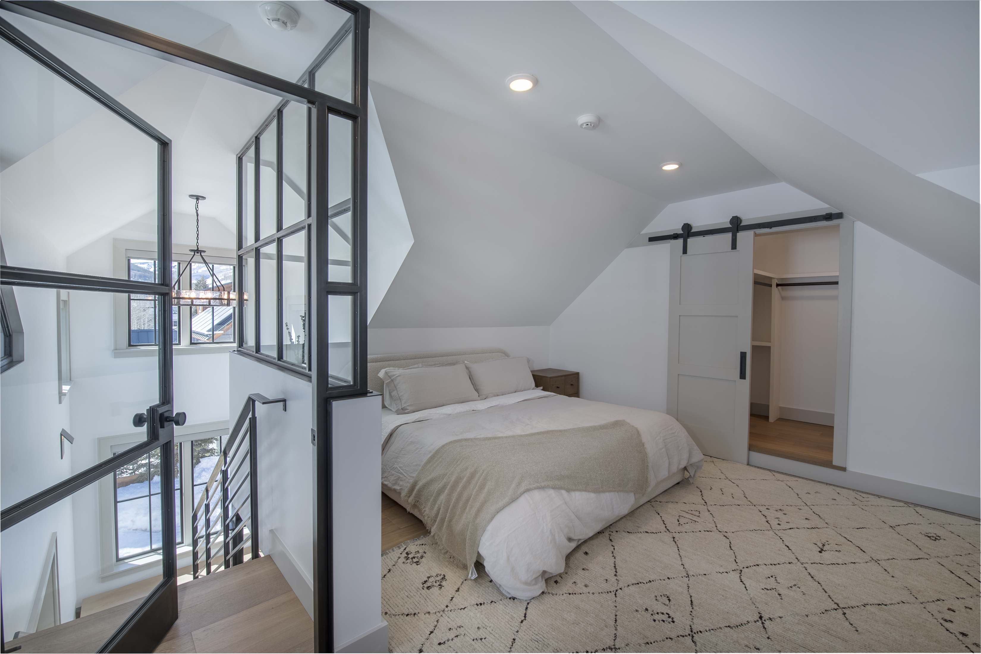  Big And Beautiful In The Desirable And Peaceful East End Of Town - 物件實景