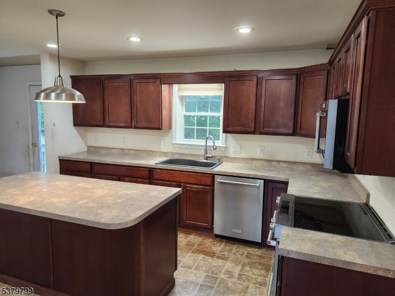 Fairfield Twp., New Jersey, 07004, United States, 3 Bedrooms Bedrooms, ,3 BathroomsBathrooms,Residential,For Sale,1977610