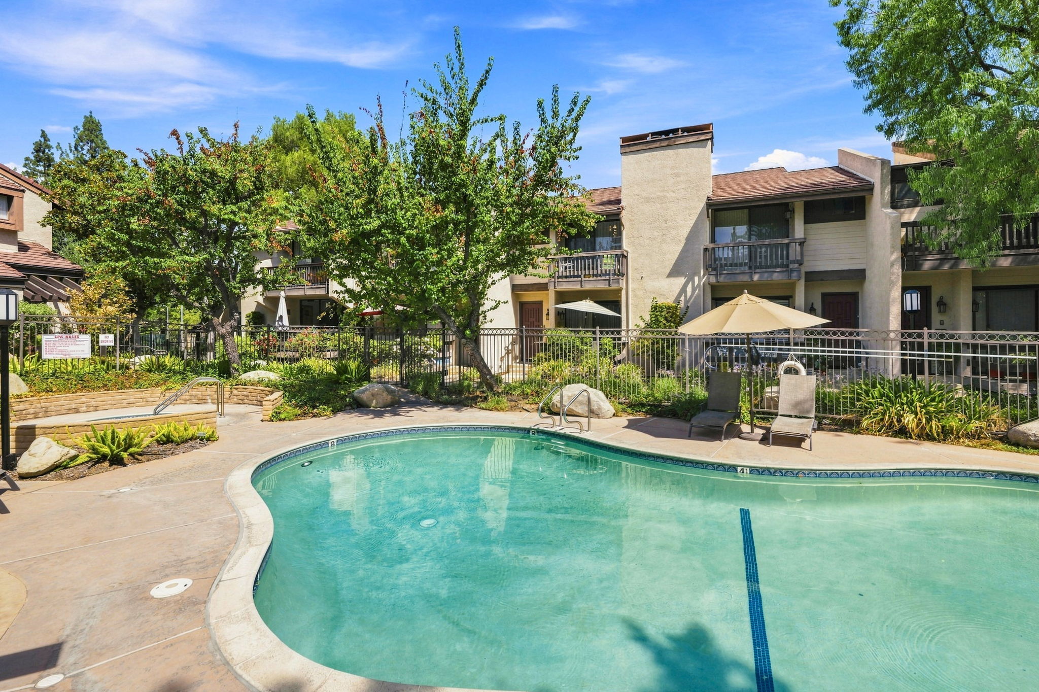  21801 Burbank Boulevard, 83 - 物件實景