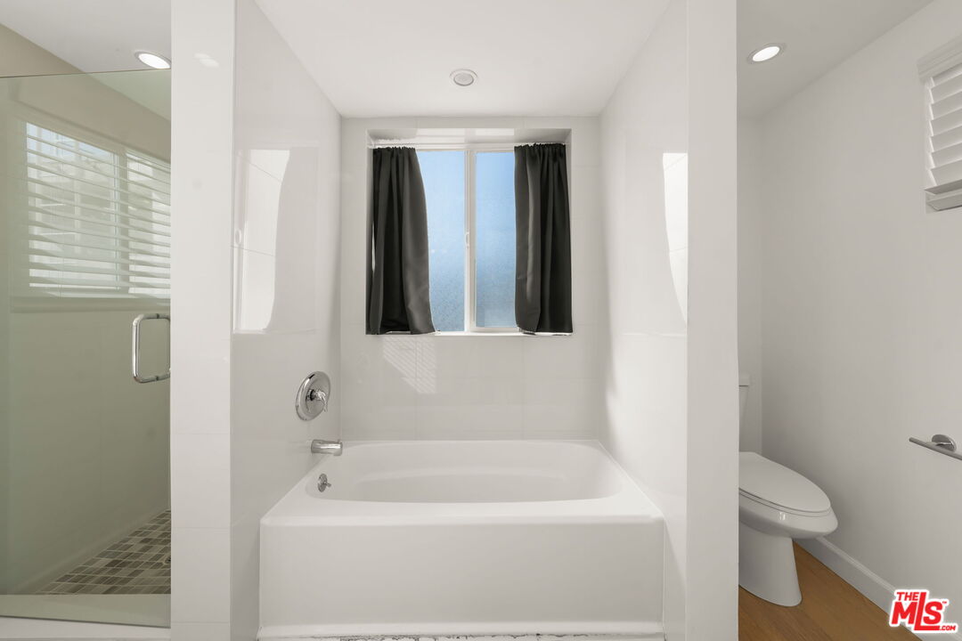 Los Angeles, California, 90046, United States, 3 Bedrooms Bedrooms, ,3 BathroomsBathrooms,Residential,For Sale,1989732