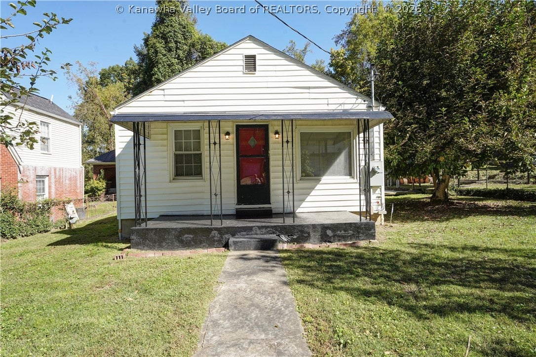 Hickory Rd, Charleston, WV 25314