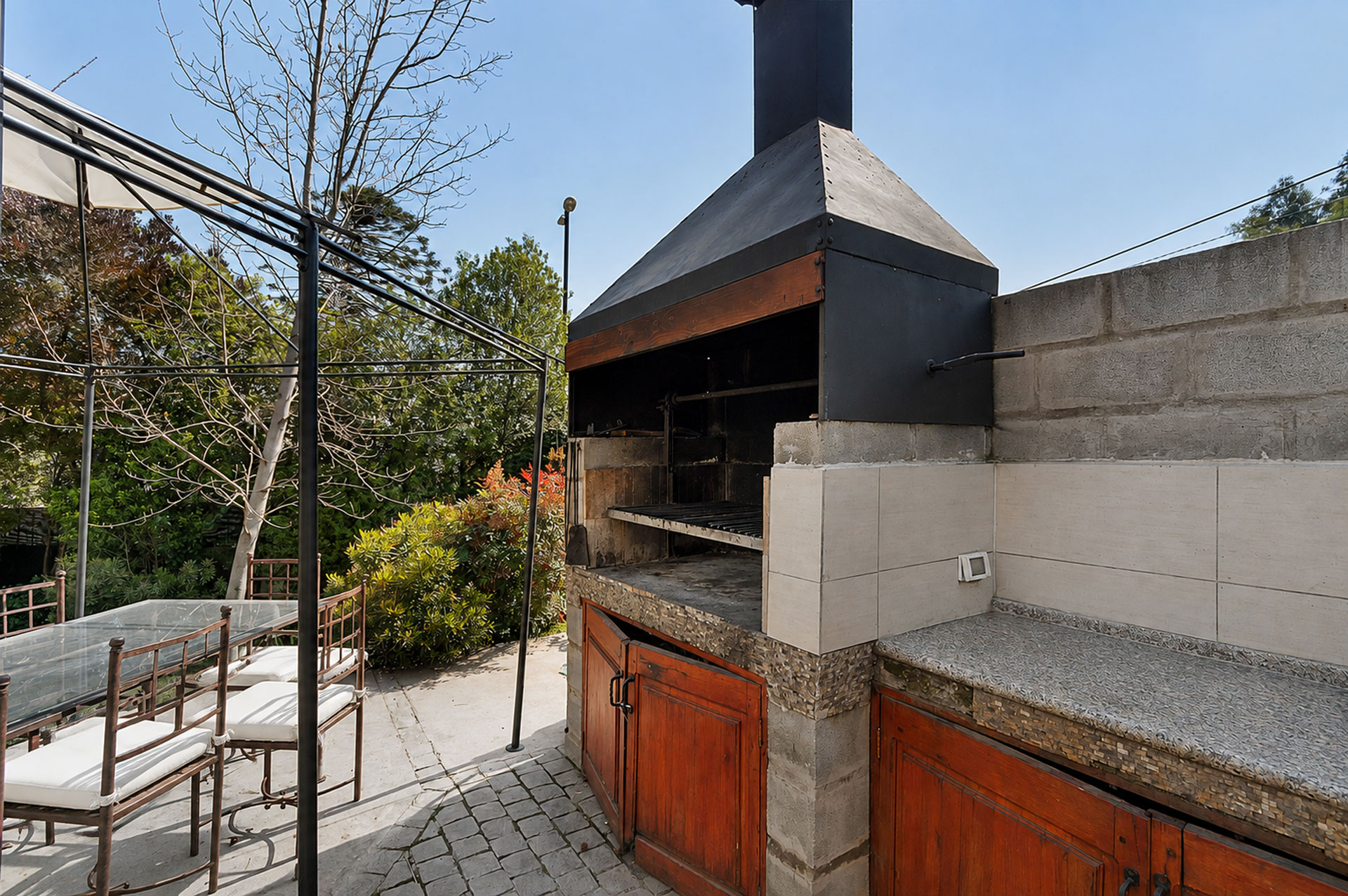  Modern home with generous living spaces,  in La Reina Alta - 物件實景
