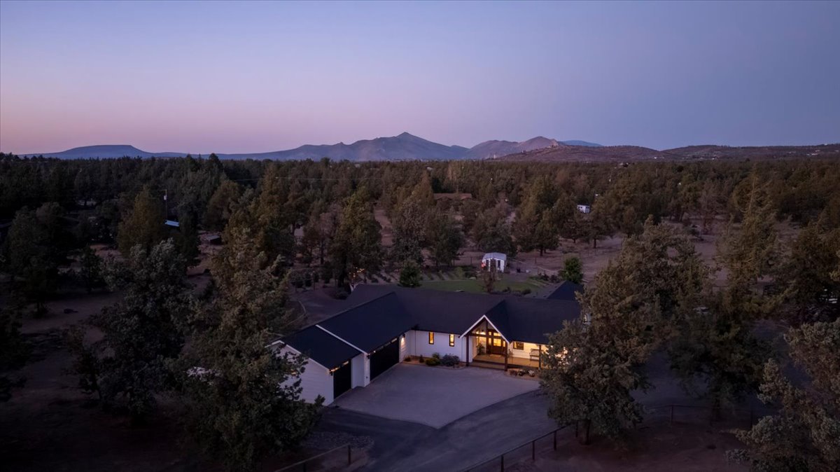 Redmond, Oregon, 97756, United States, 4 Bedrooms Bedrooms, ,3 BathroomsBathrooms,Residential,For Sale,1901092