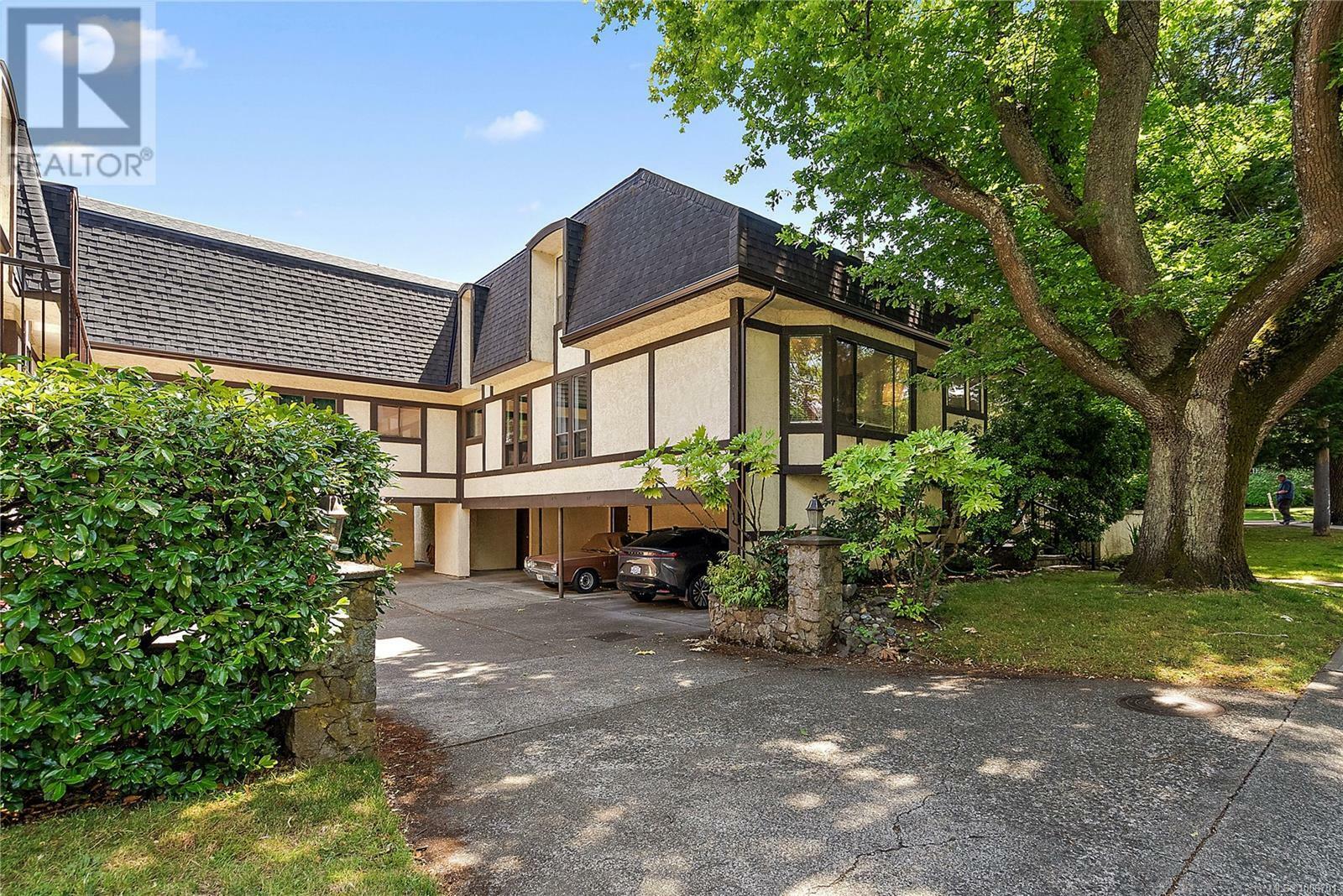 VICTORIA, British Columbia, V8S 1Z5, CA, 3 Bedrooms Bedrooms, ,2 BathroomsBathrooms,Residential,For Sale,1885281