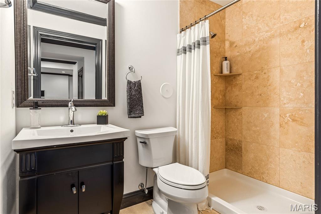 University City, Missouri, 63105, United States, 4 Bedrooms Bedrooms, ,5 BathroomsBathrooms,Residential,For Sale,1989585