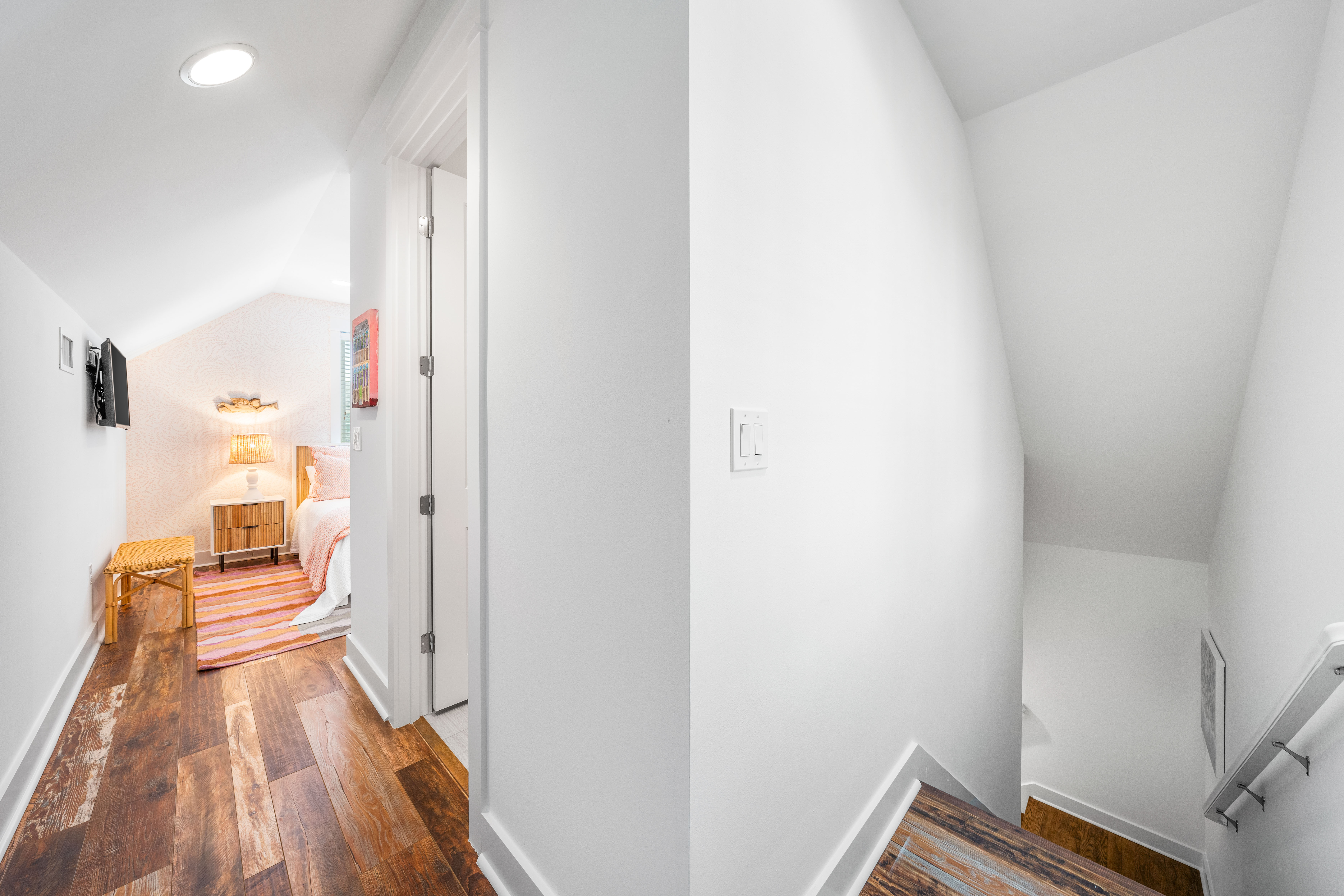  Oversized Corner Lot Home with Carriage House, Screened Porch & Fenced Yard - 物件實景