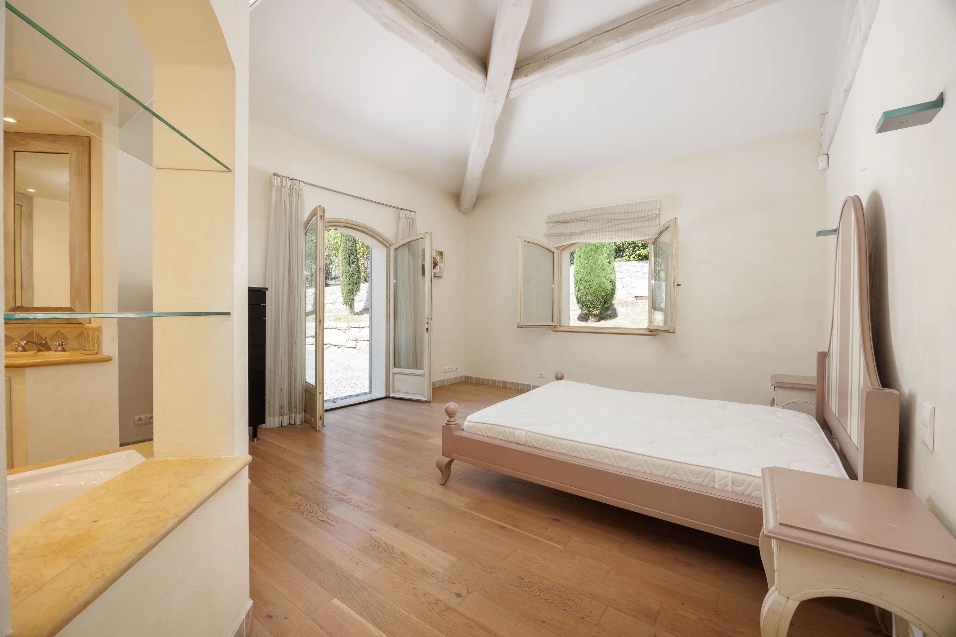Saint-Paul-de-Vence, Provence-Alpes-Côte d’Azur, 06570, FR, 5 Bedrooms Bedrooms, ,Residential,For Sale,1916847