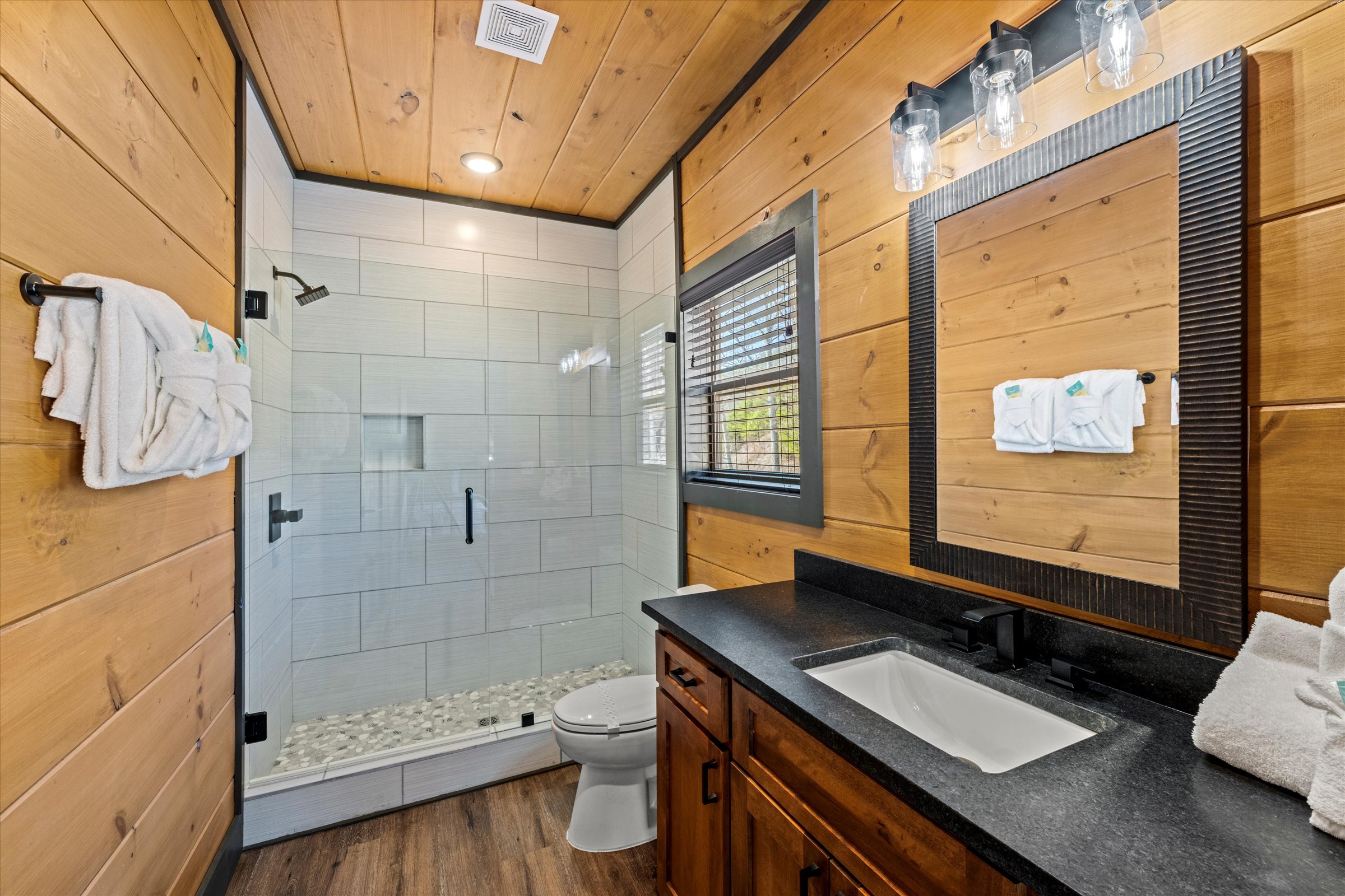 Sevierville, Tennessee, 37876, United States, 5 Bedrooms Bedrooms, ,6 BathroomsBathrooms,Residential,For Sale,1975935