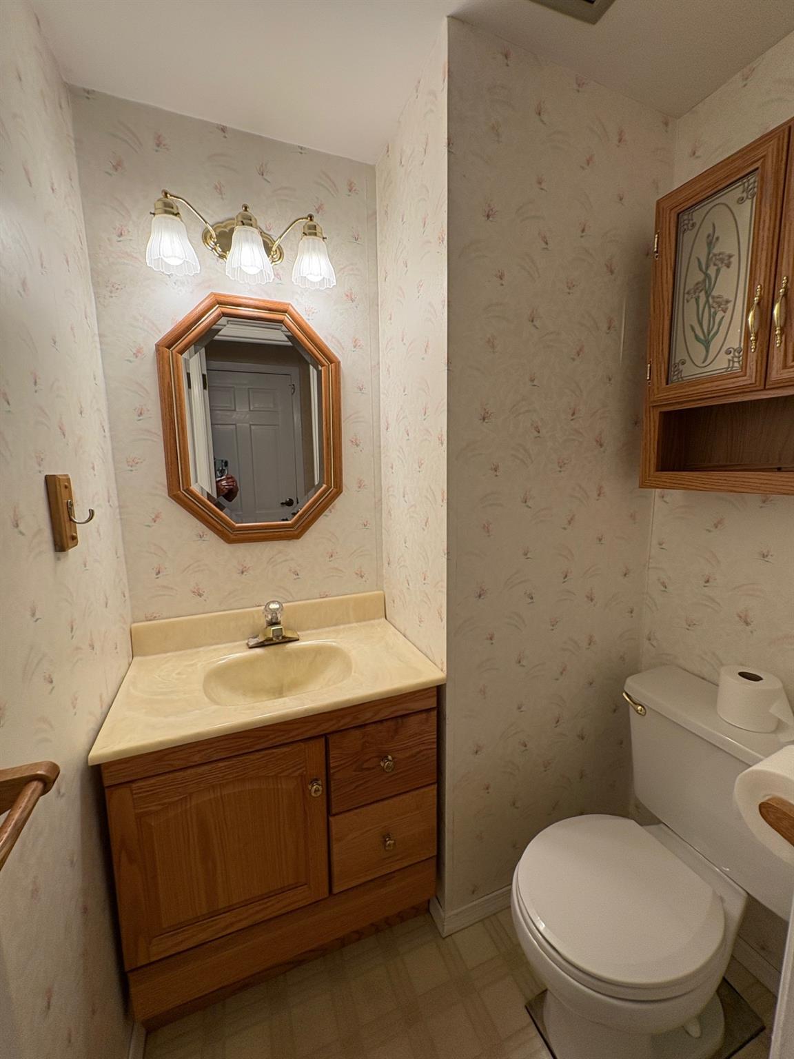Hauppauge, New York, 11788, United States, 4 Bedrooms Bedrooms, ,3 BathroomsBathrooms,Residential,For Sale,1924109