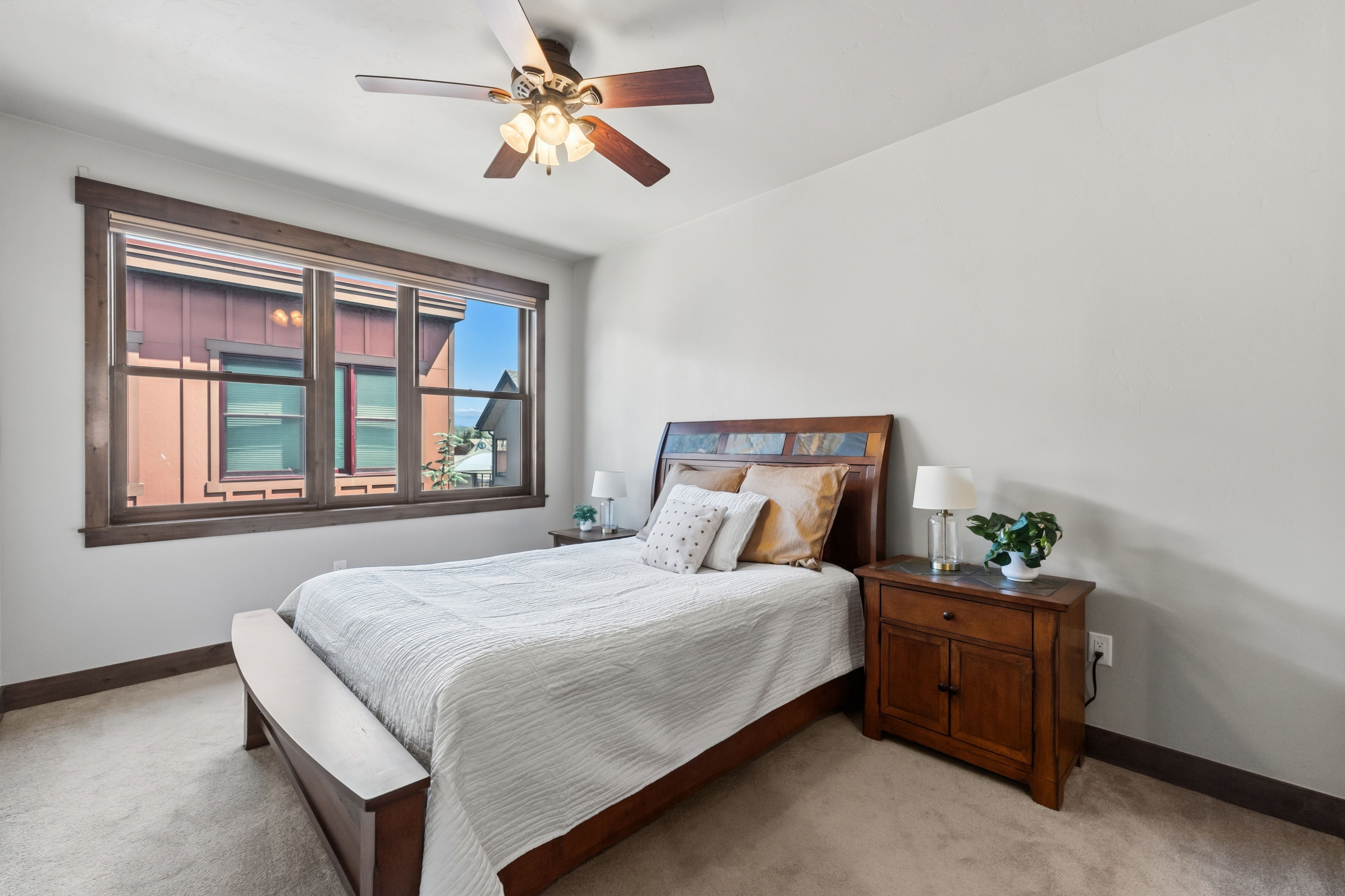  Light-Filled Corner Residence With Views of Mount Royal and Peak One - 物件實景